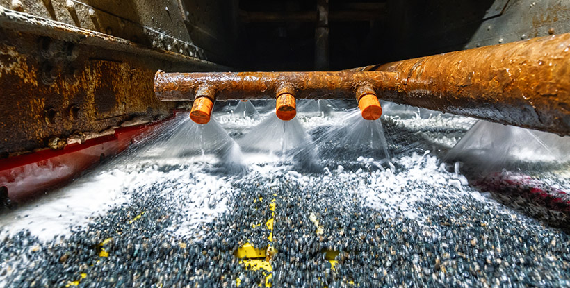 Vibrating screen, ore washing with liquid. The liquid is poured out in a fan-like stream from special nozzles.